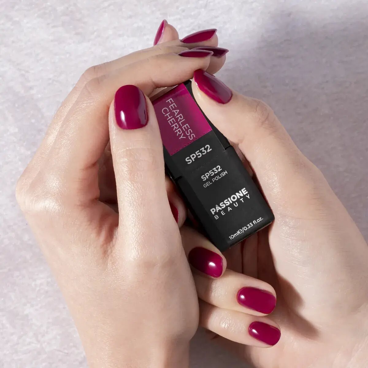 unghie rosso ciliegia